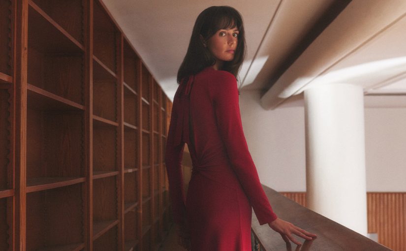 Neînfricată, fascinantă și încrezătoare. Femeia din noua colecție NO REGRETS de la Answear.LAB